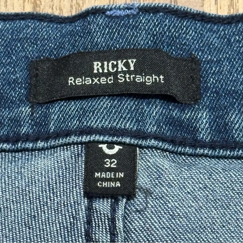 True Religion NWT 32 Medium Wash Ricky SN Relaxed Straight Cut Off Denim Shorts